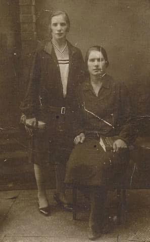 复古棕褐色人像：1930年代两位女性时尚照