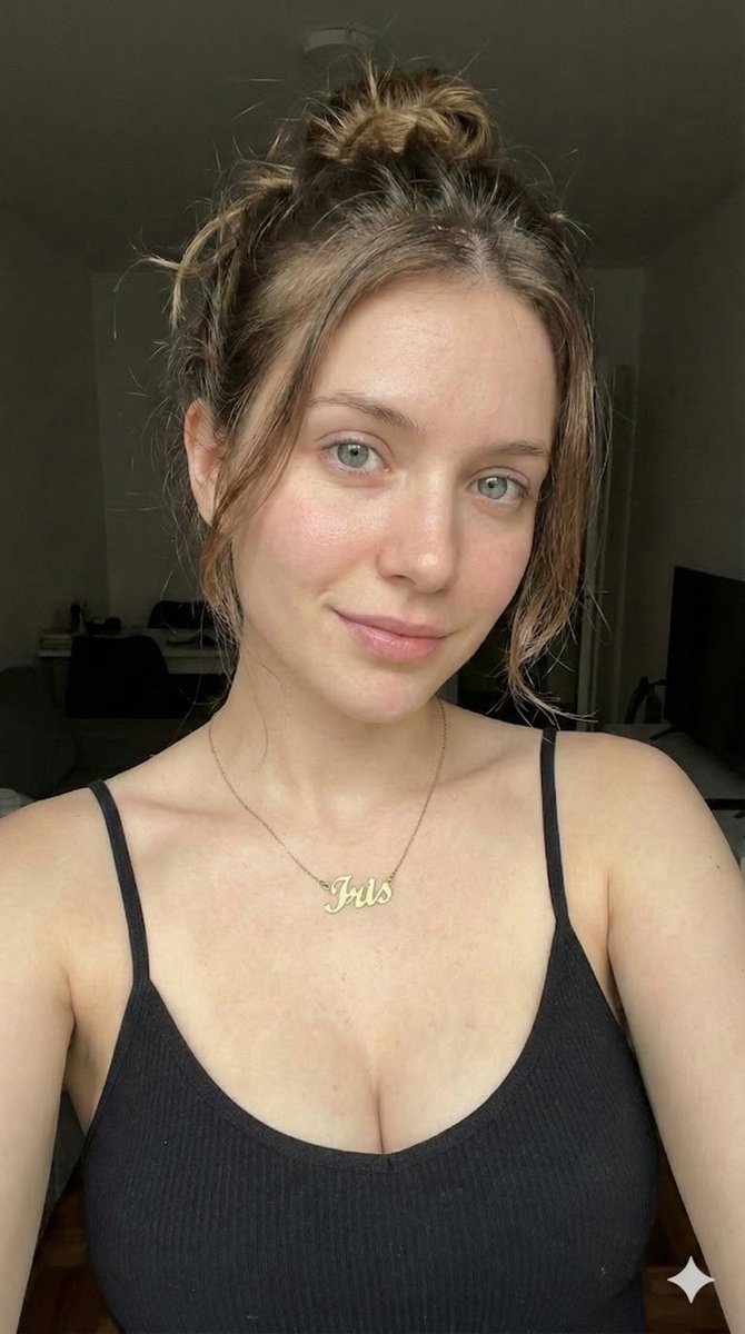 Potret Kecantikan Natural Wanita dengan Kalung Iris