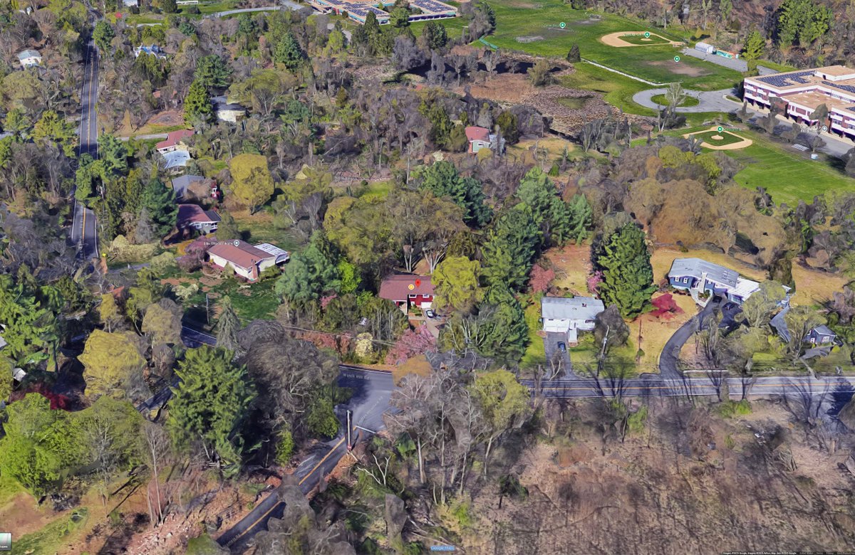 航拍郊区景观：住宅、树林与田野